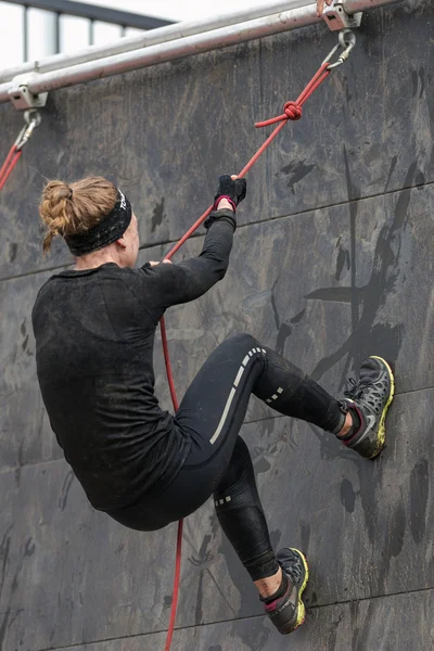 Femme grimpant au parcours d'obstacles Tough Viking autour de Stockholm — Photo