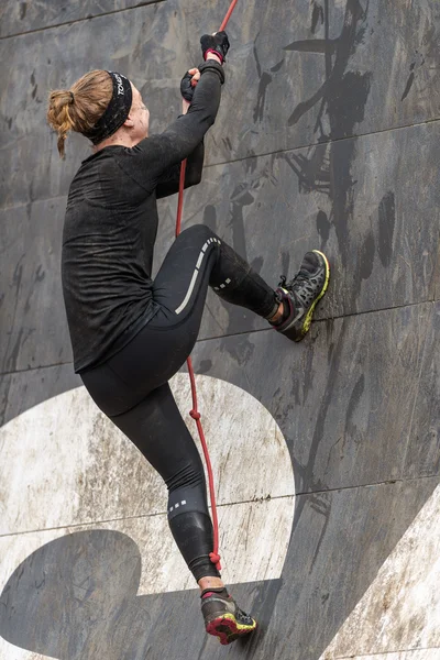 Escalada no curso de obstáculos Tough Viking em torno do Estádio de Estocolmo — Fotografia de Stock