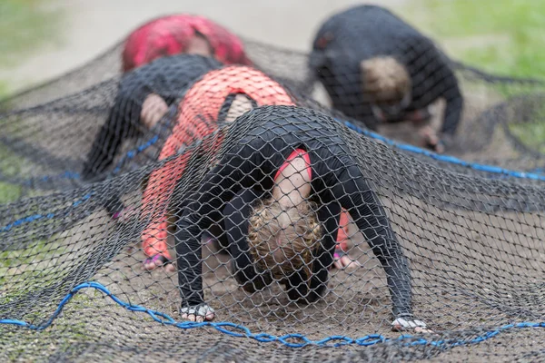 Arrastrándose bajo la trampa súper neta en Tough Viking obstacle cours —  Fotos de Stock