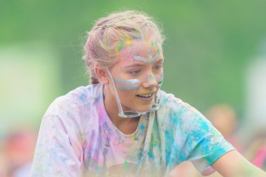 Renk çalıştırmak Tropicolor wo, pastel renklerde bir genç kızın yüzü