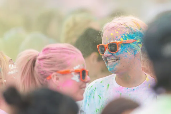 Rostro de una hermosa chica en la gira mundial Color Run Tropicolor en Estocolmo — Foto de Stock