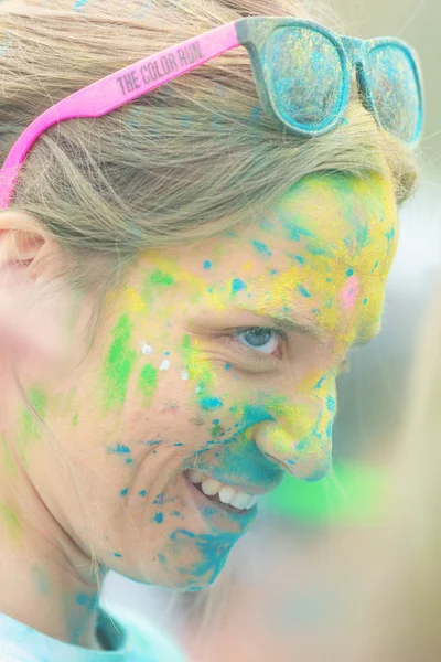 Rosto de uma linda garota na turnê mundial Color Run Tropicolor em Estocolmo — Fotografia de Stock