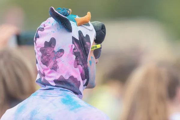 Mężczyzna w kostiumie krowa w andal kolor uruchomić Tropicolor world Tour — Zdjęcie stockowe