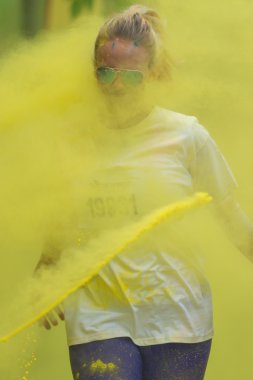 Renk Tropicolor çalıştırmak worl sarı istasyonunda kadın runner