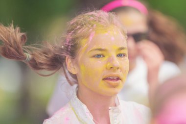 T pembe renk istasyonunda bir sarı kadın oyundaki closeup