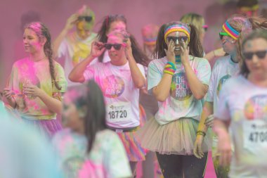 Grup koşucu çalıştırmak renk Trop pembe renk istasyonunda