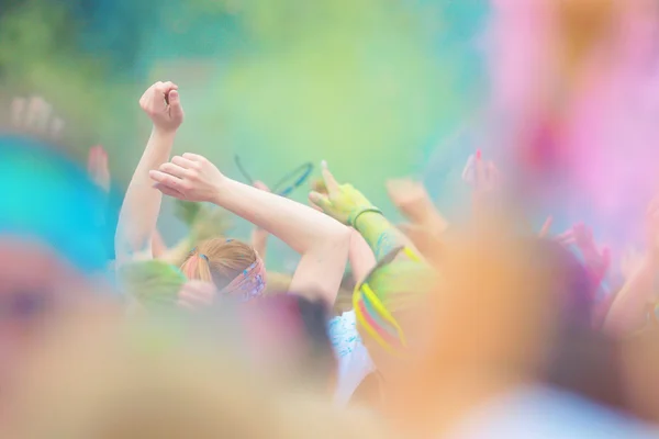 Manos en el aire en Color Run Tropicolor gira mundial en Estocolmo —  Fotos de Stock