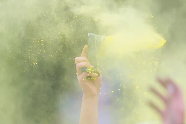 Lanzamiento de polvo de color amarillo en Color Run Tropicolor gira mundial — Foto de Stock