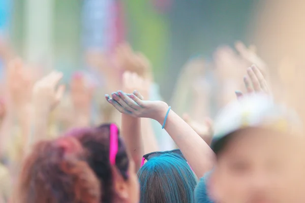 Manos en el aire en Color Run Tropicolor gira mundial en Estocolmo — Foto de Stock