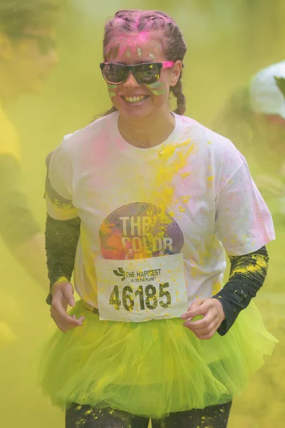 Corredor femenino en la estación amarilla en Color Run Tropicolor worl — Foto de Stock