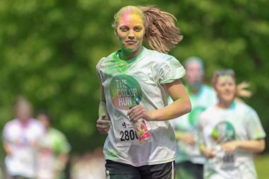 Renk çalıştırmak Tropicolor renk istasyonlarında arasında kadın runner