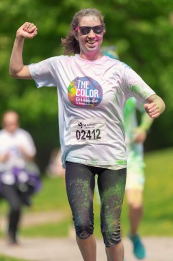 Renk çalıştırmak Tropicolo renk istasyonlarında arasında neşeli kadın