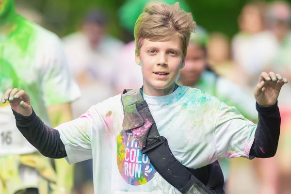 Menino entre as estações de cor em Color Run Tropicolor mundo tou — Fotografia de Stock