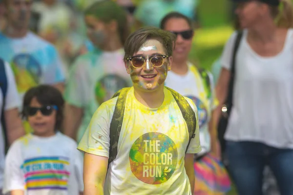 Male runner between the color stations at Color Run Tropicolor w — Stock Photo, Image