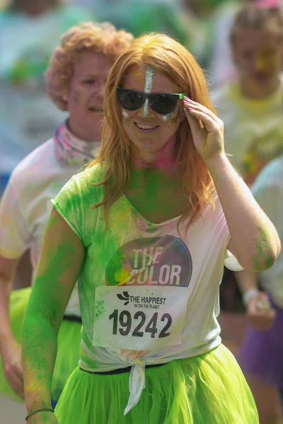 Female runner between the color stations at Color Run Tropicolor — Stock Photo, Image