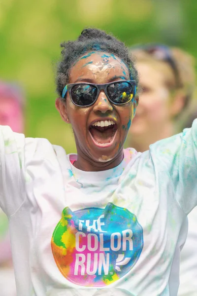 Happy face of a female runner between the color stations at Colo — Stock Photo, Image
