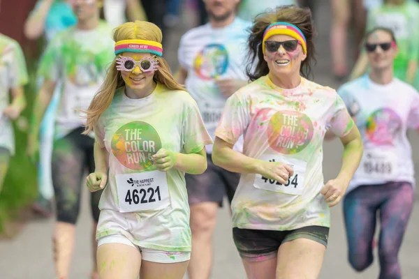 Grupo de corredores entre las estaciones de color en Color Run Tropico — Foto de Stock