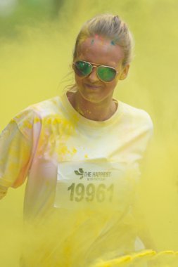 Renk Tropicolor çalıştırmak worl sarı istasyonunda kadın runner