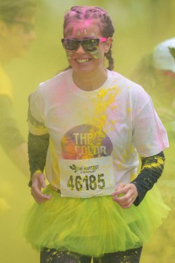 Renk Tropicolor çalıştırmak worl sarı istasyonunda kadın runner