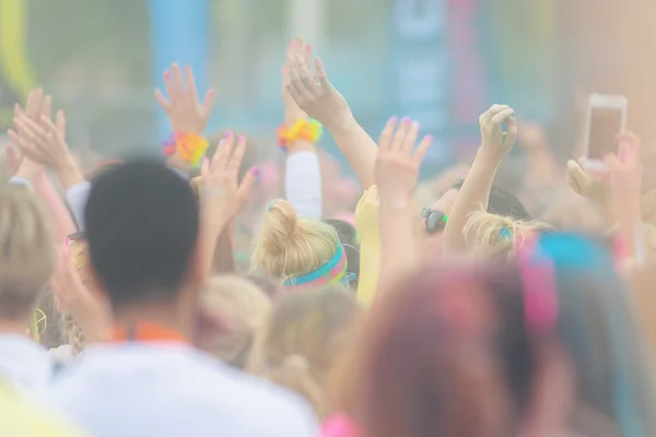 Mani in alto al Color Run Tropicolor tour mondiale a Stoccolma — Foto Stock