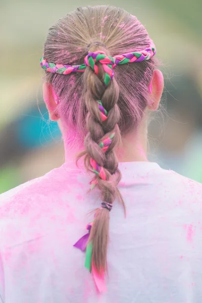 핑크 색상을 색상 실행 Tropicolor 세계에서 머리를 가진 여자 — 스톡 사진