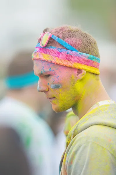 Homem com rosto colorido na turnê mundial Color Run Tropicolor em Sto — Fotografia de Stock