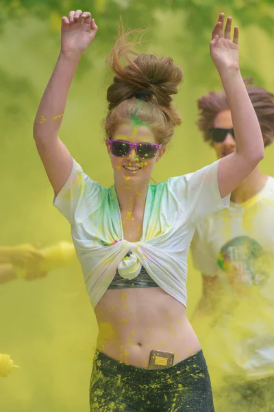 Corredor femenino en la estación amarilla en Color Run Tropicolor worl —  Fotos de Stock