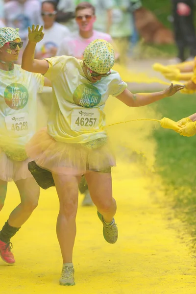 Female runners at the yellow station at Color Run Tropicolor wor — Stock Photo, Image