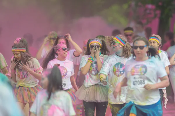 Grupo de corredores en la estación de color rosa en el Color Run Trop — Foto de Stock