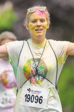 Yüz renk çalıştırmak renk istasyonlarında arasında kadın bir koşucu 