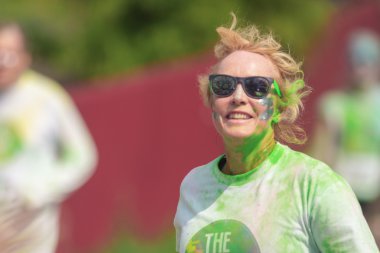 Renkli Koşu Tropicolor 'daki renk istasyonları arasında koşan kadın