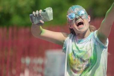 Color Run Tropi renk istasyonları arasında Mutlu gülümseyen kız