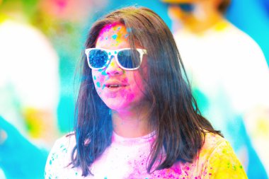 Color Run Tropicolor w de son mavi istasyonunda Kadın koşucu