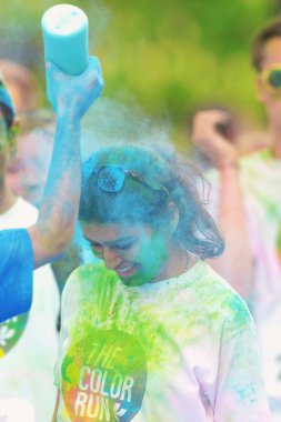 C'deki son mavi istasyonda koşuculara resmi püskürtme rengi