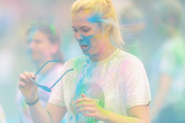 Color Run Tropicolor dünya t de son mavi istasyonunda Runners