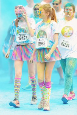 Color Run Tropicolor dünya t de son mavi istasyonunda Runners
