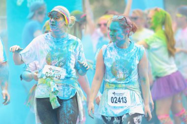 Color Run Tropicolor dünya t de son mavi istasyonunda Runners