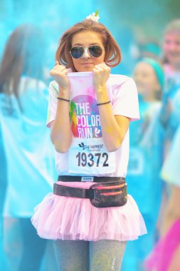 Renk çalıştırmak Tropic mavi son istasyonunda gözlüklü erkek