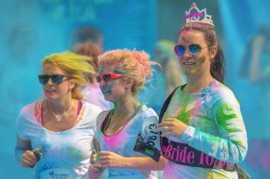 Color Run Tropicolor dünya tou de son mavi istasyonunda Gelin