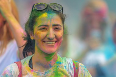 Color Run Tropicol'deki son mavi istasyonda mutlu kadın yüzü
