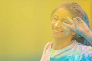 Mutlu kadın Color Run son mavi istasyonunda bir işaret yapıyor 