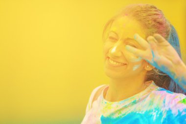 Mutlu kadın Color Run son mavi istasyonunda bir işaret yapıyor 