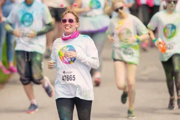 Group of runners between the color stations at Color Run Tropico — Stock Photo, Image