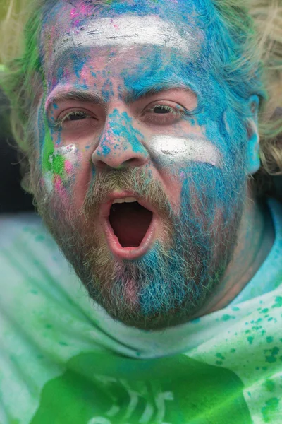 Homem barbudo entre as estações de cor em Color Run Tropicolor w — Fotografia de Stock