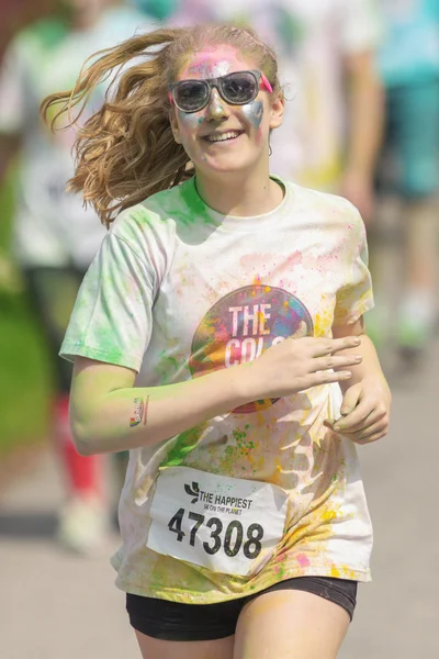 Color Run Tropi renk istasyonları arasında Mutlu gülümseyen kız