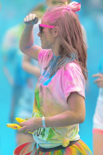 Woman searhing for friends at the last blue station at Color Run — Stock Photo, Image