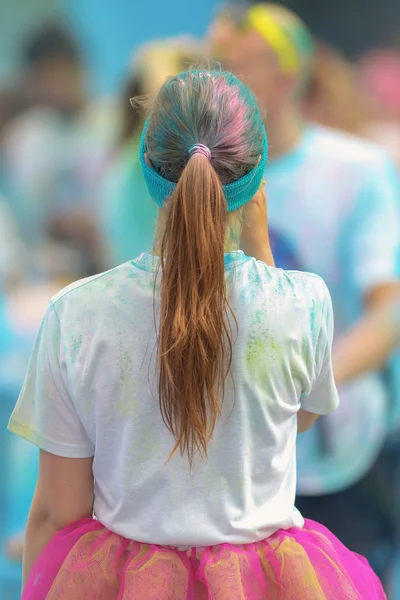 Dziewczyna szuka przyjaciół w ostatniej niebieskiej stacji w Color Run — Zdjęcie stockowe