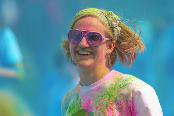 Happy woman at the last blue station at Color Run Tropicolor wor — Stock Photo, Image