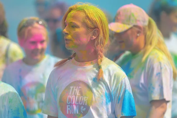 Color Run Tropicolor dünya t de son mavi istasyonunda Runners — Stok fotoğraf