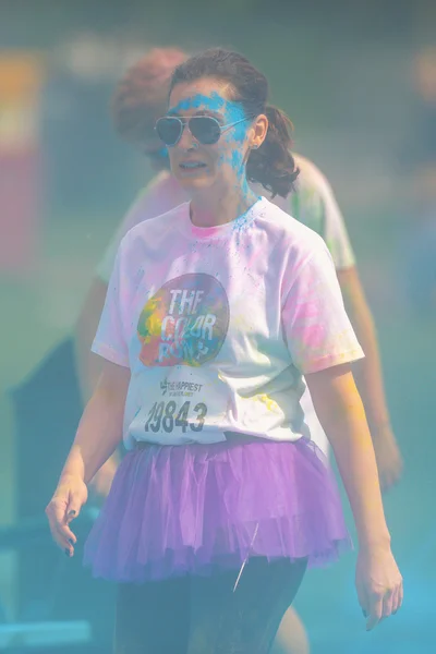Runners at the last blue station at Color Run Tropicolor world t — Stock Photo, Image